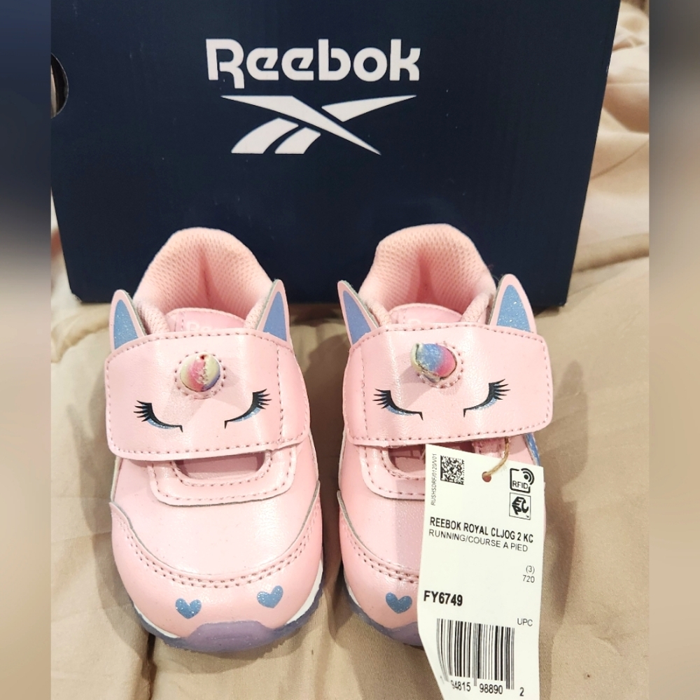 Reebok NWT Unicorn sneaker size 4